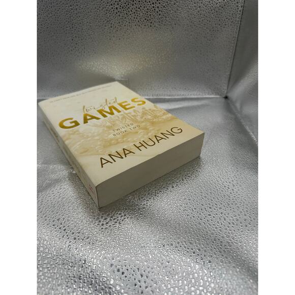 Twisted games Ana huang - Picture 4 of 4